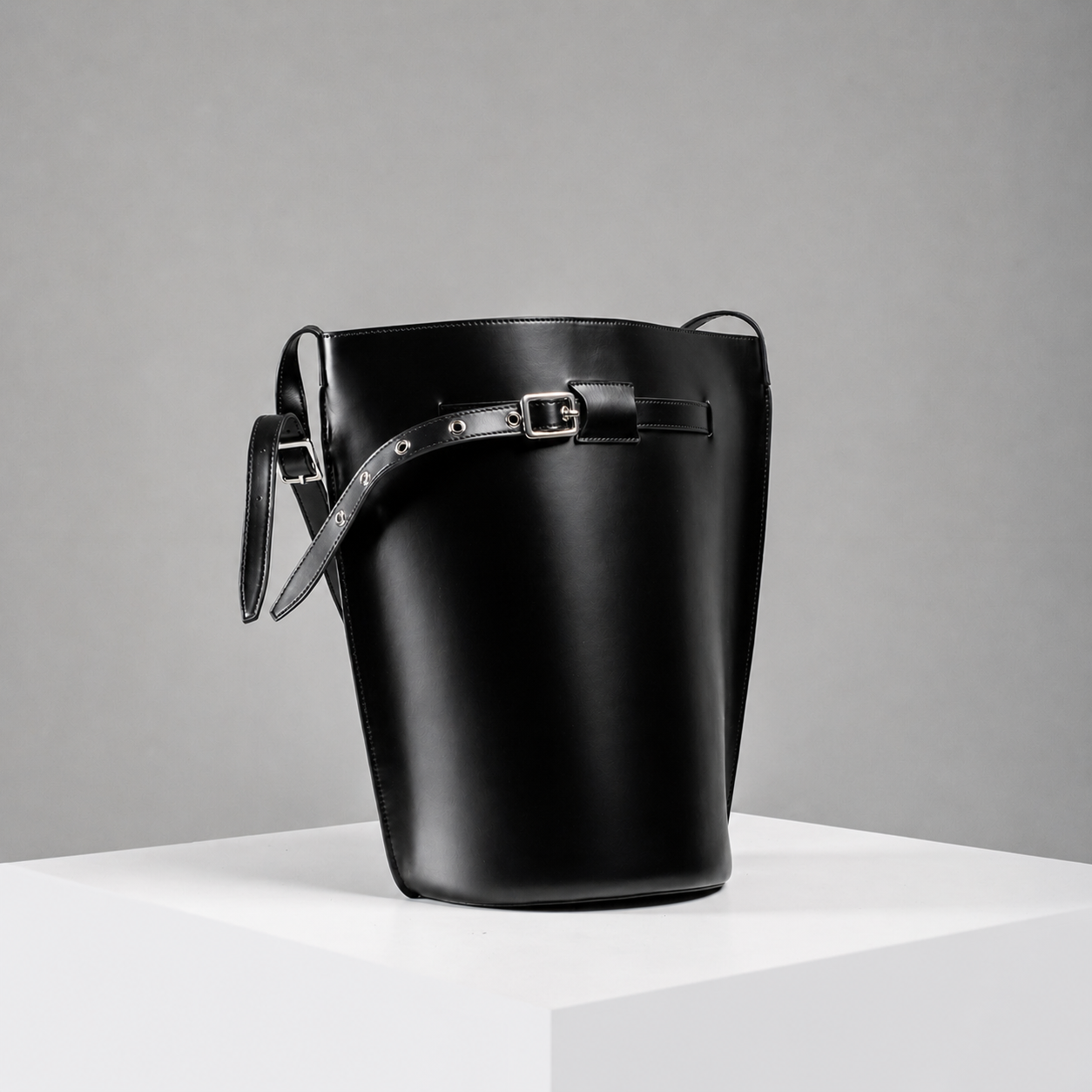 Le Belt Black Lightweight Leather Bucket Shoulder Bag