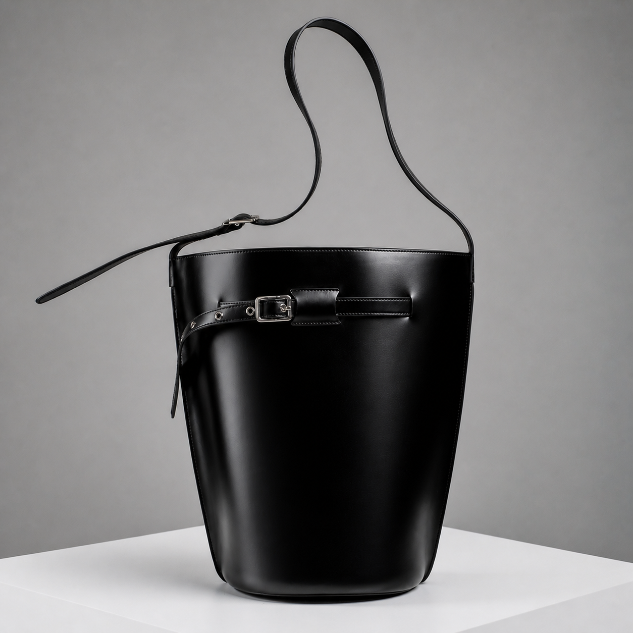 Le Belt Black Lightweight Leather Bucket Shoulder Bag