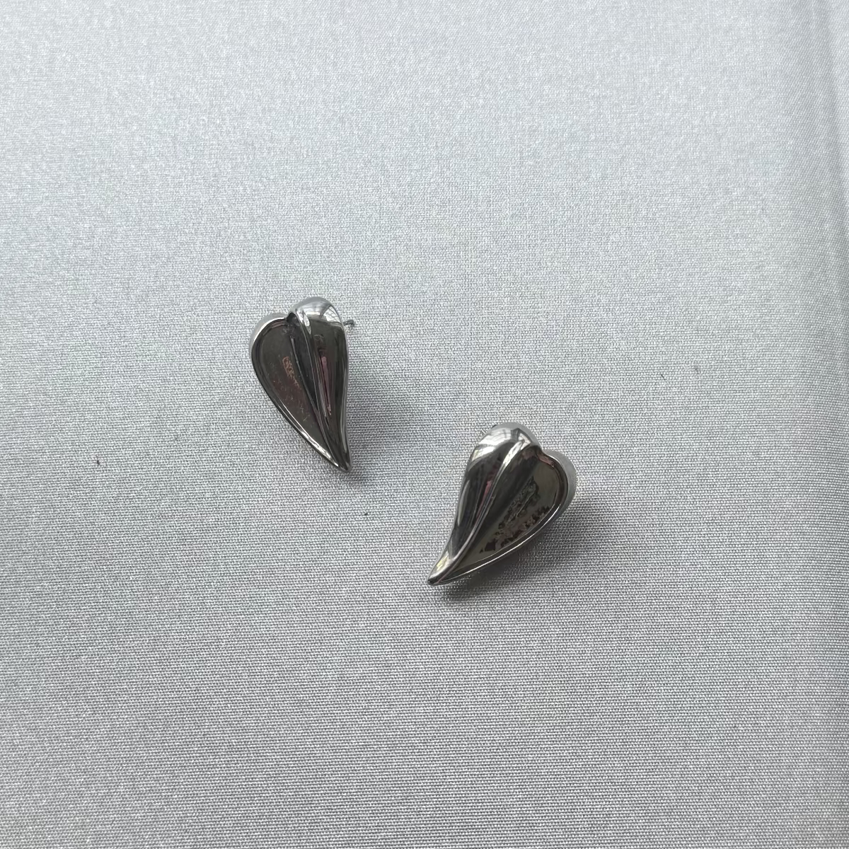 Silver Chunky Small Leaf Heart Shape Pierced Earrings (NEW)