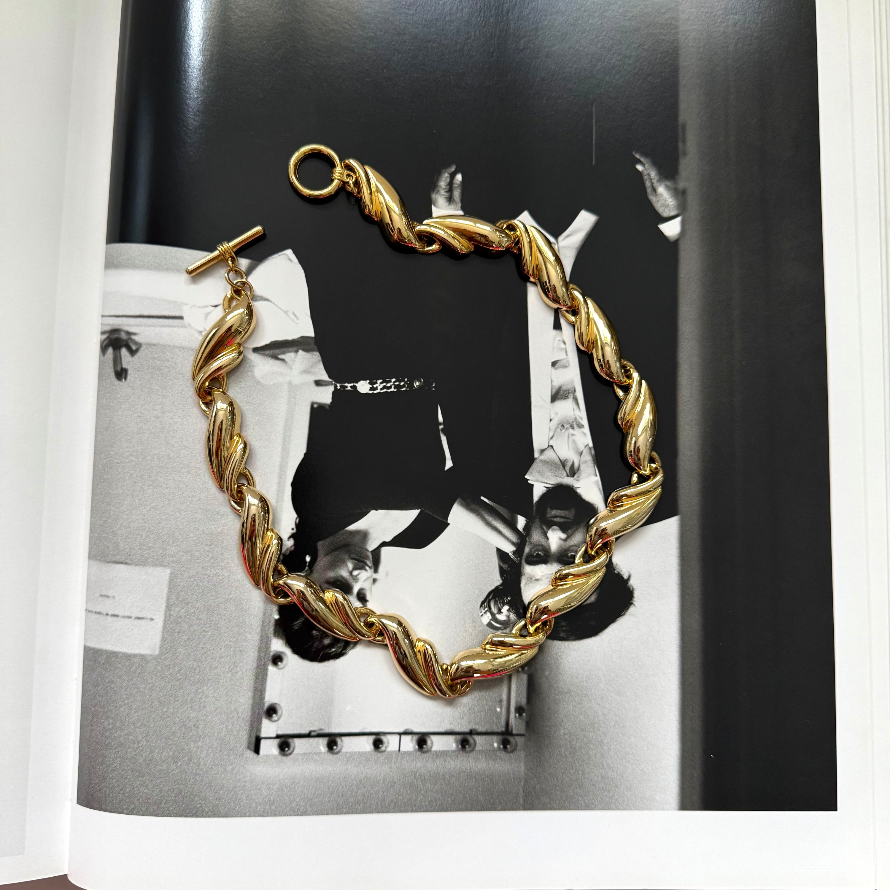 Vintage 80s Bright Gold Shell Link Chain Necklace