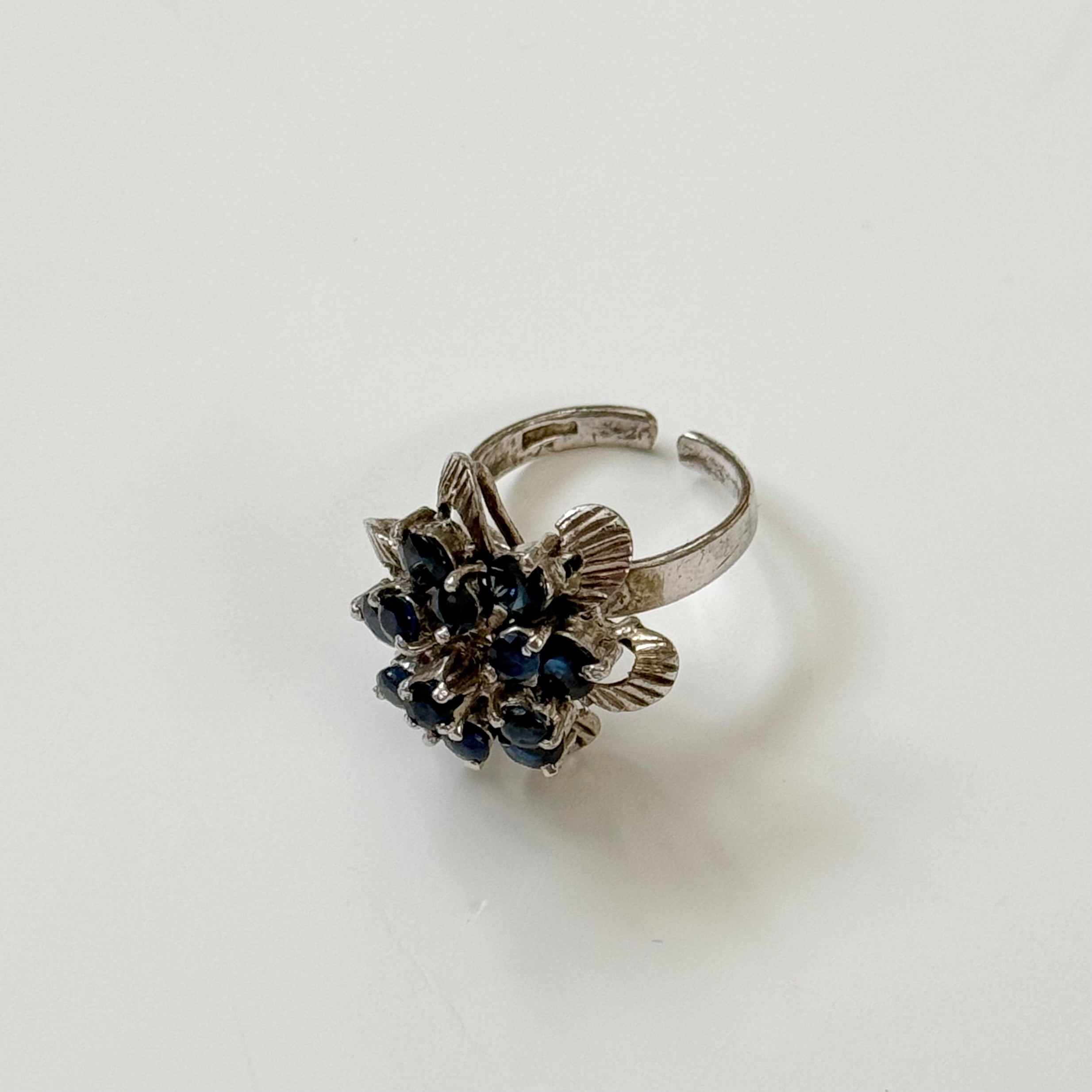 Vintage 60s Silver Flower Blue Sapphire and White Gold Small Ring