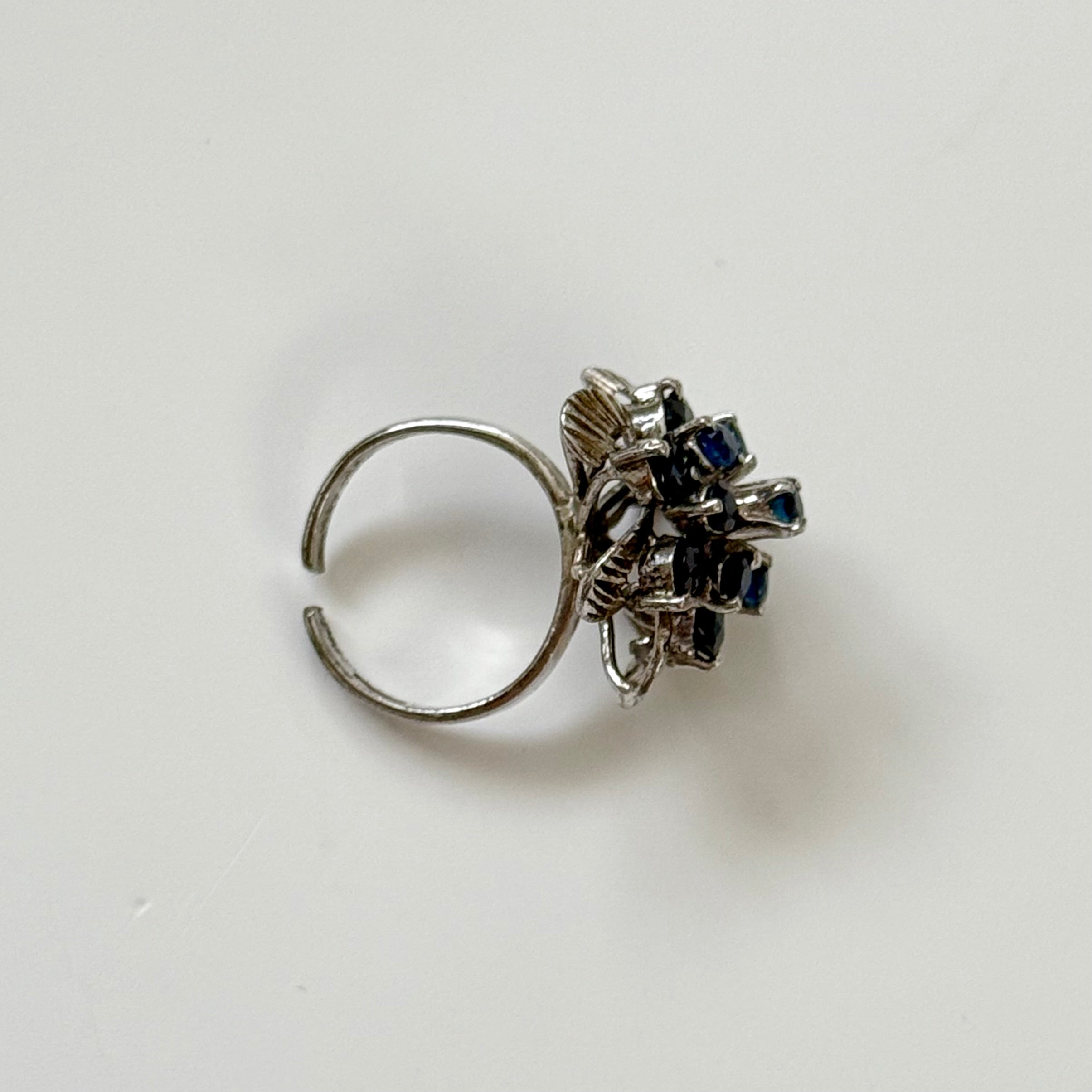 Vintage 60s Silver Flower Blue Sapphire and White Gold Small Ring