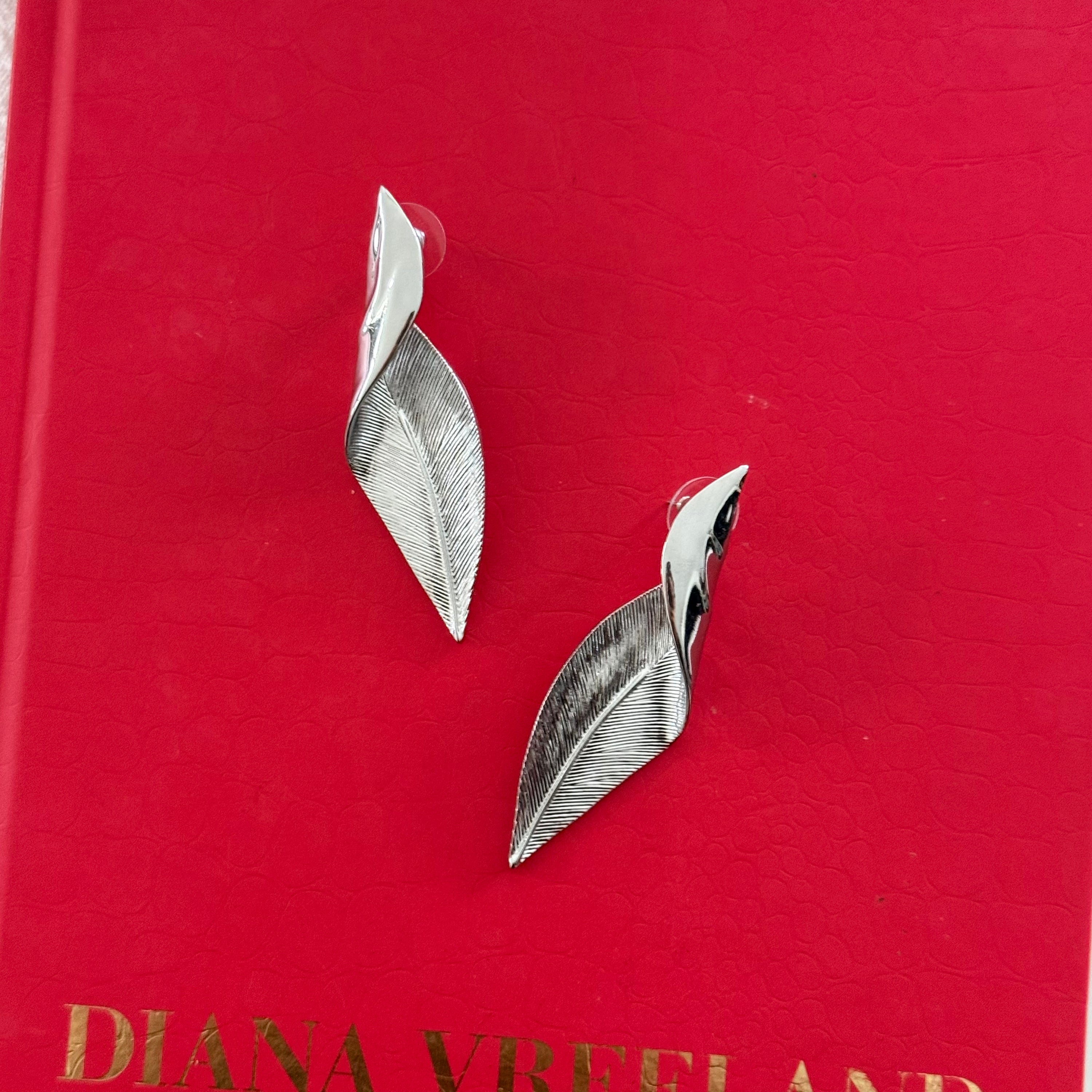 Silver toned Leaf Shaped Textured Pierced Earrings