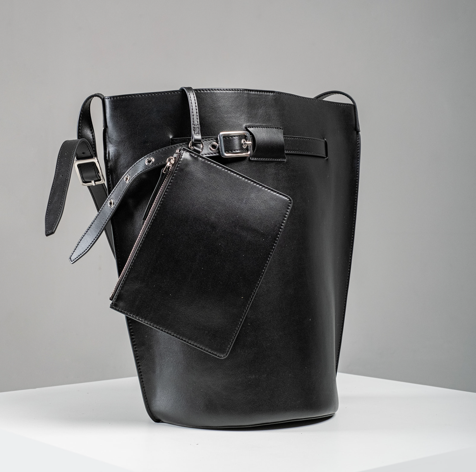 Le Belt Black Lightweight Leather Bucket Shoulder Bag