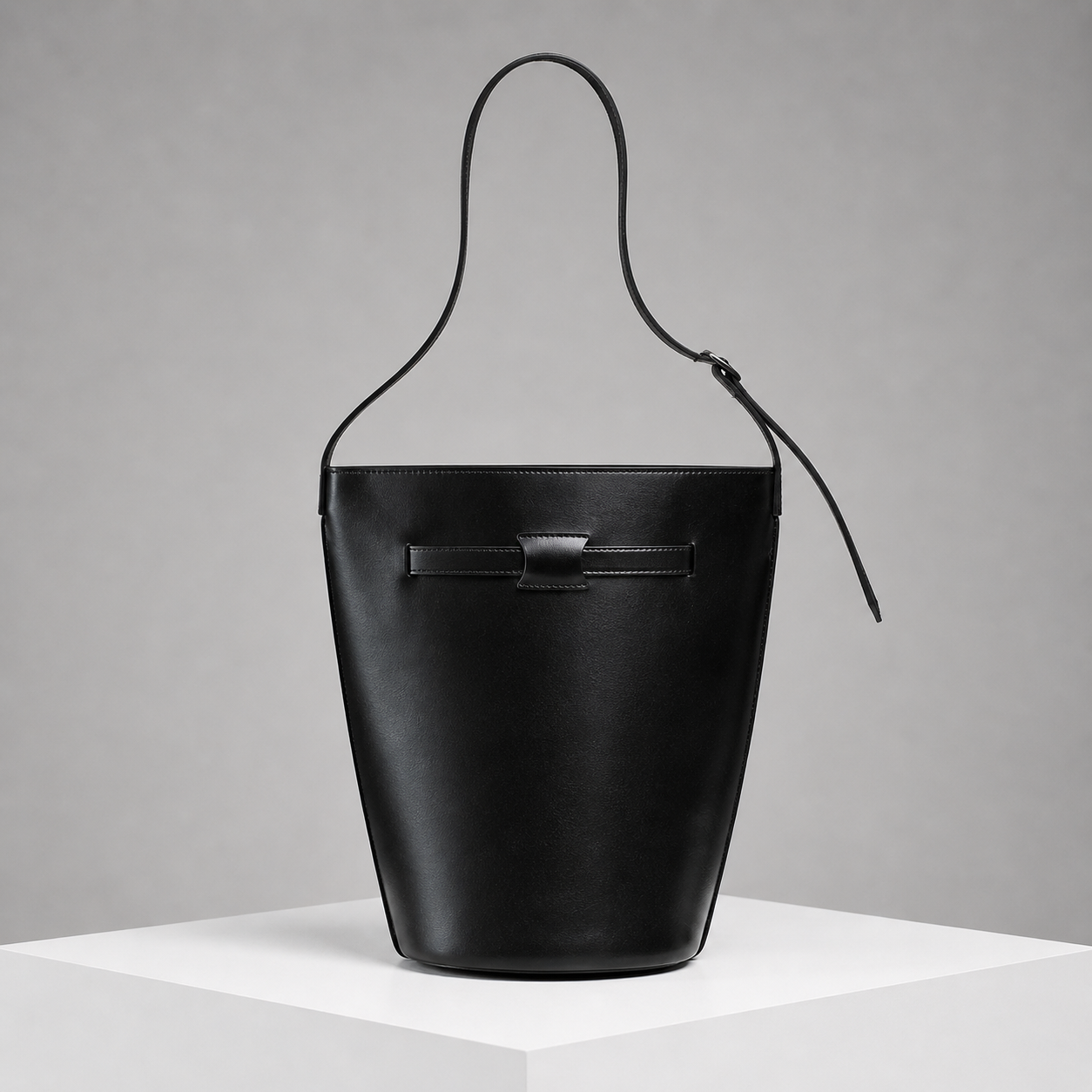 Le Belt Black Lightweight Leather Bucket Shoulder Bag