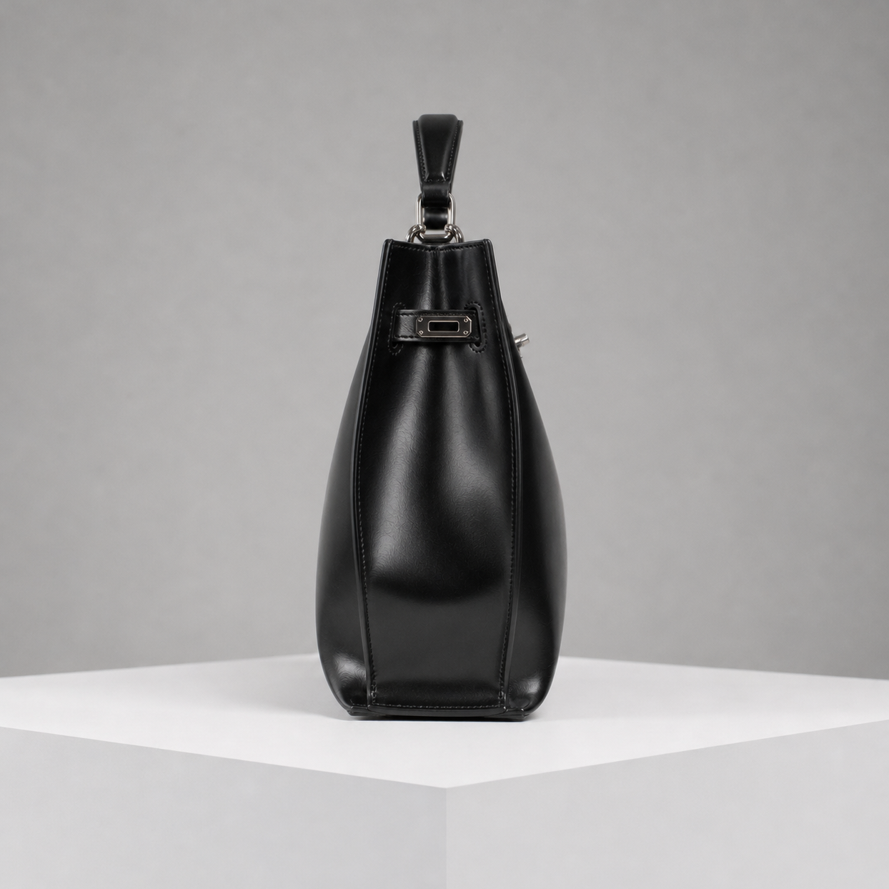 Le H Lightweight Black Leather Carryall Bag