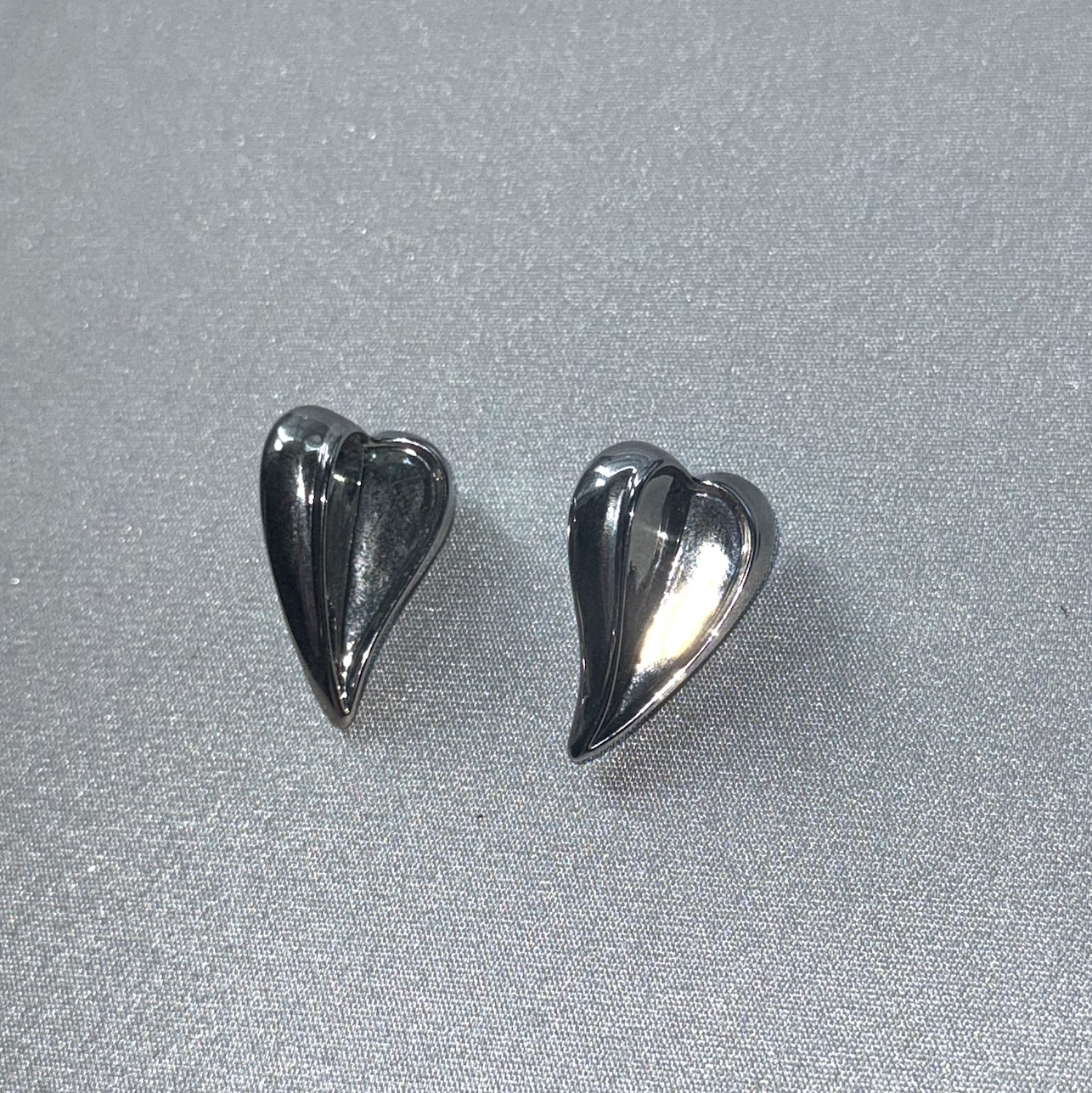Silver Chunky Small Leaf Heart Shape Pierced Earrings (NEW)