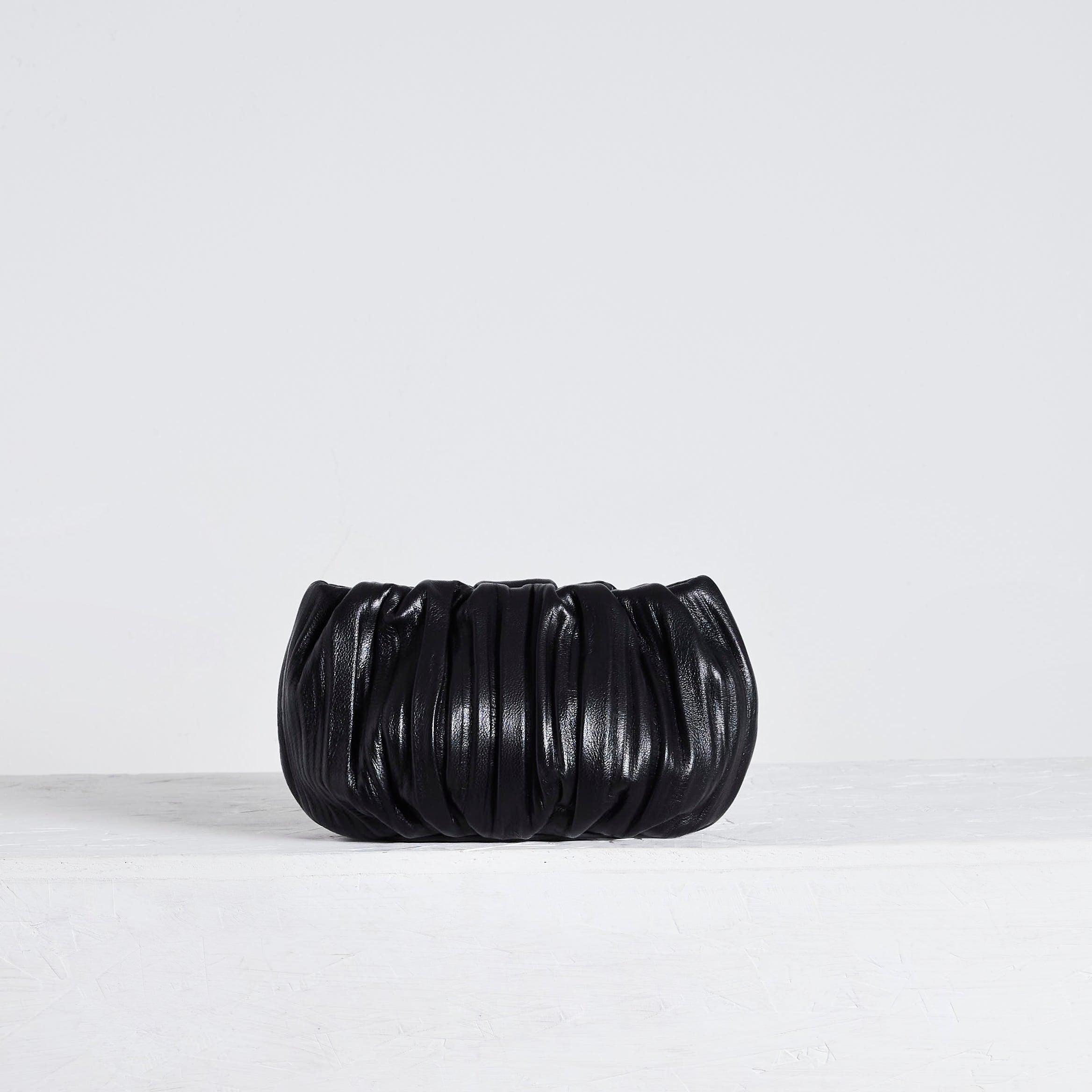BUBBLE 8 PLEATED BLACK CLUTCH - WŪHAŪS