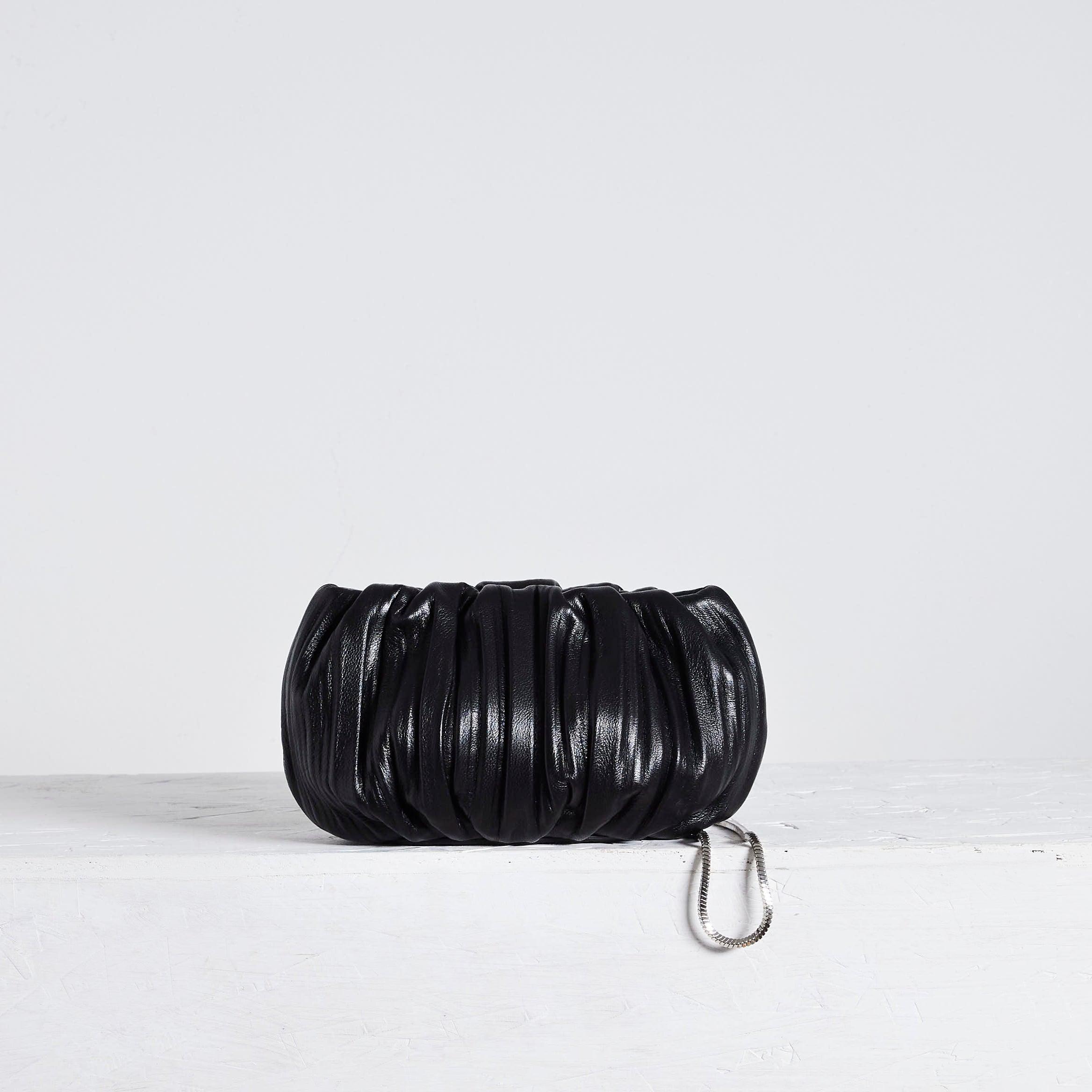 BUBBLE 8 PLEATED BLACK CLUTCH - WŪHAŪS