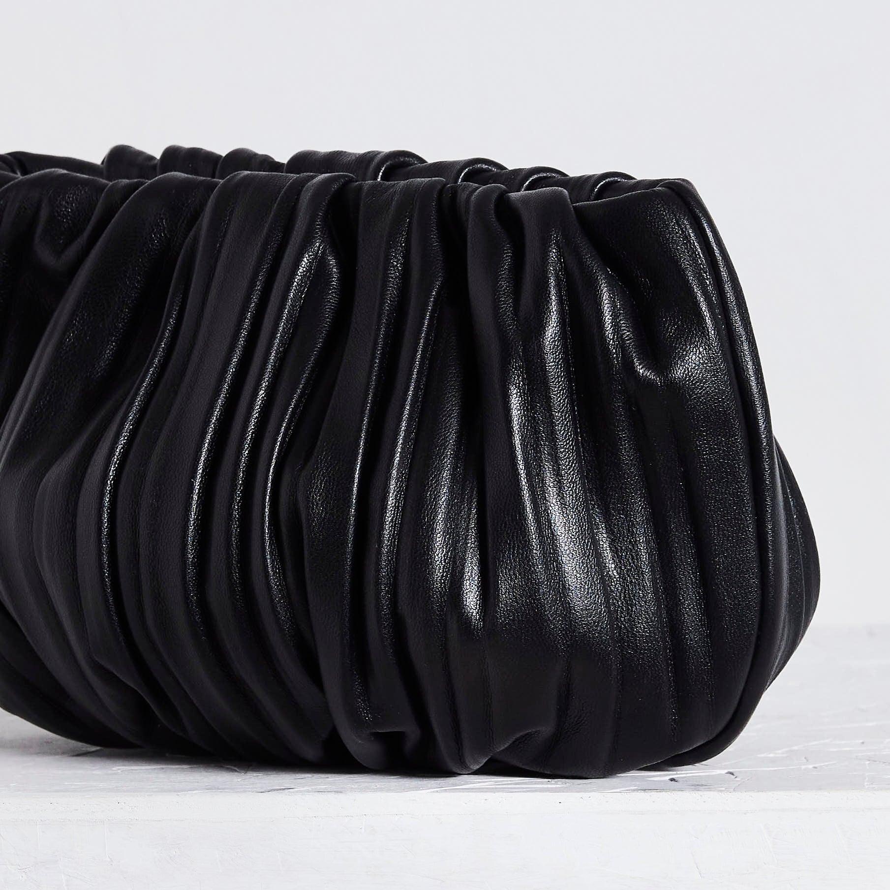 BUBBLE 8 PLEATED BLACK CLUTCH - WŪHAŪS
