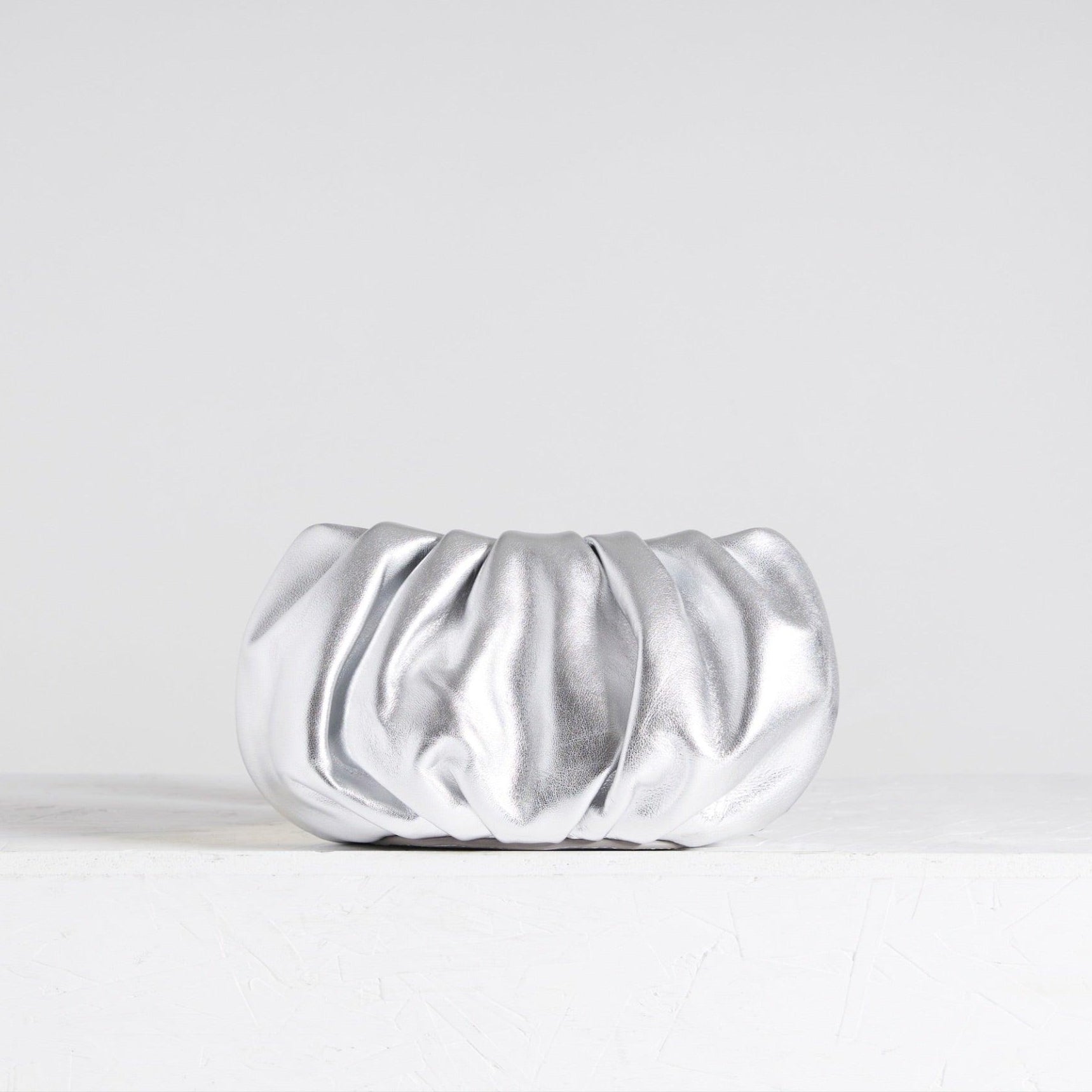 BUBBLE 8 SILVER CLUTCH (PRE-ORDER) - WŪHAŪS