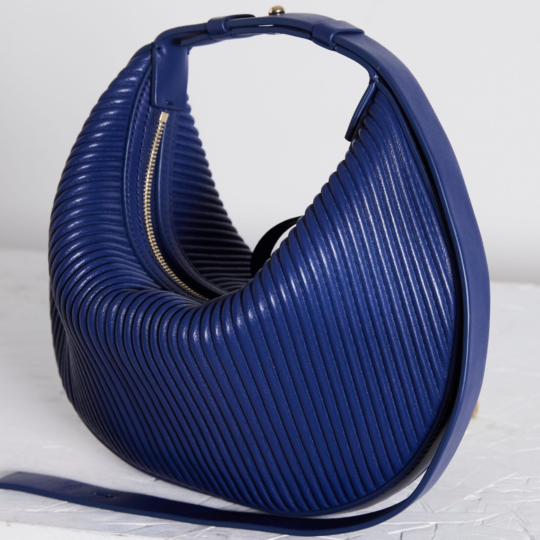 Cookie 28 Corrugated Lapis Shoulder Bag - WŪHAŪS