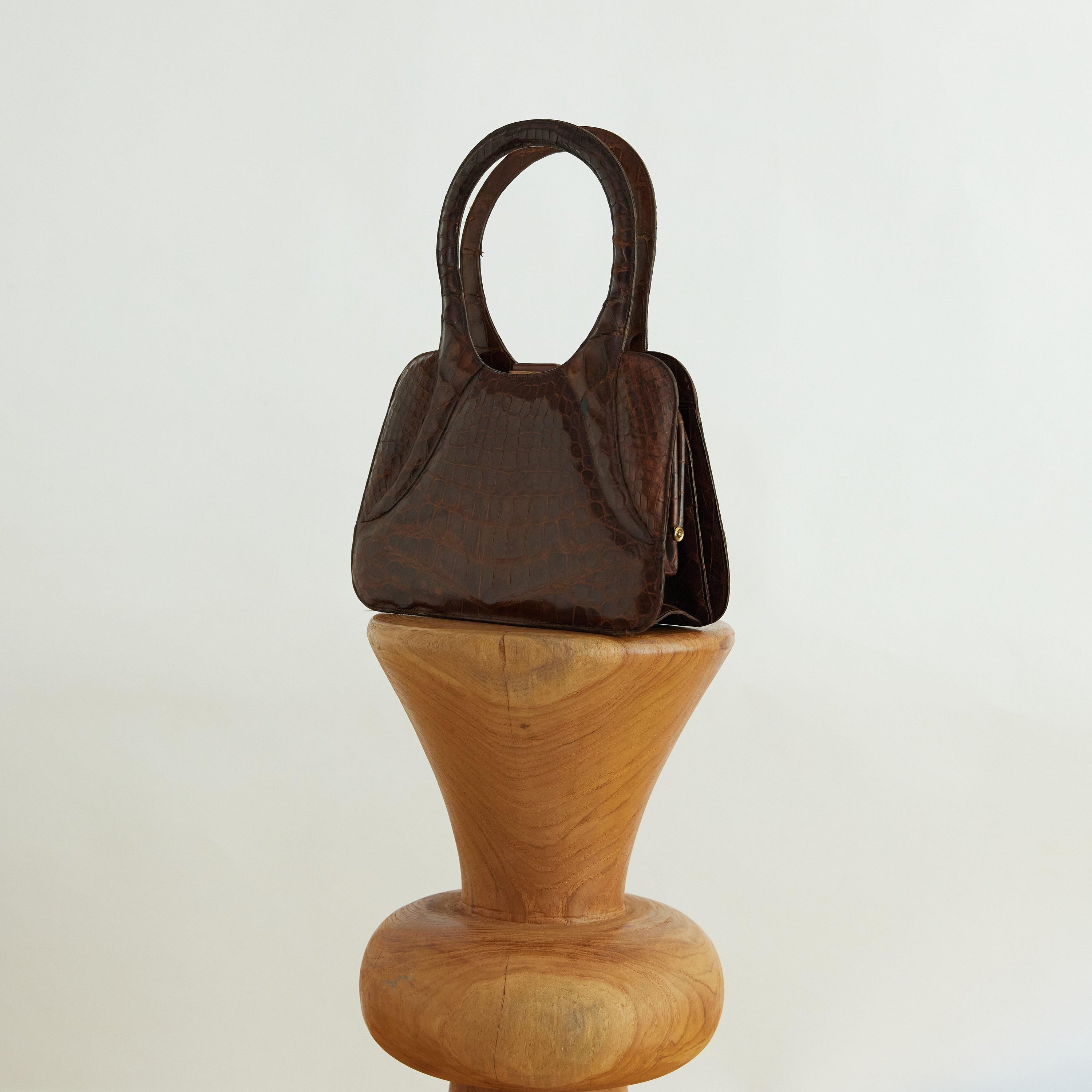 Vintage 40s Brown Crocodile Bag with Unique Round Handle - WŪHAŪS