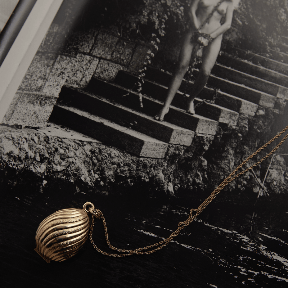 Vintage 60s Gold AVON Egg Pendant Locket necklace - WŪHAŪS