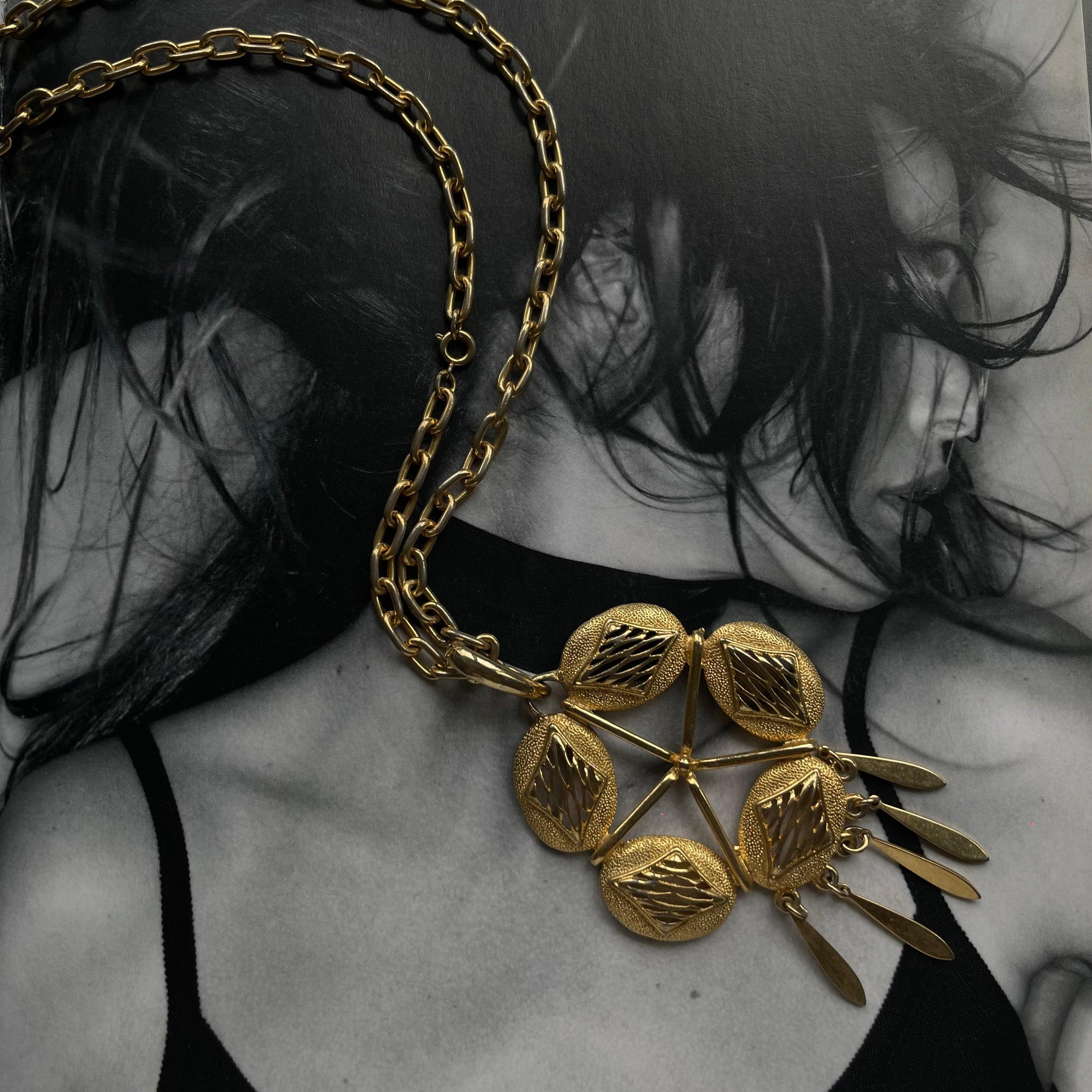 Vintage 70s Filigree Flower Gold-Tone Pendant Necklace - WŪHAŪS