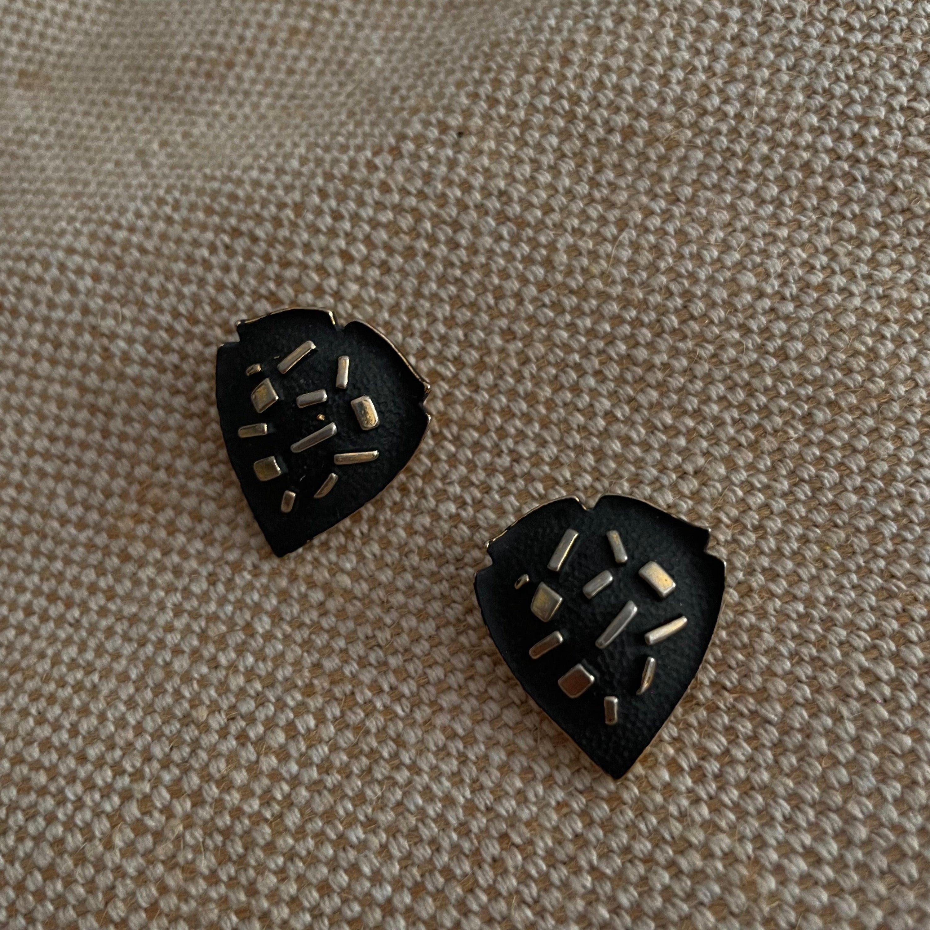 Vintage Black Leaf Motif Clip on Earrings - WŪHAŪS