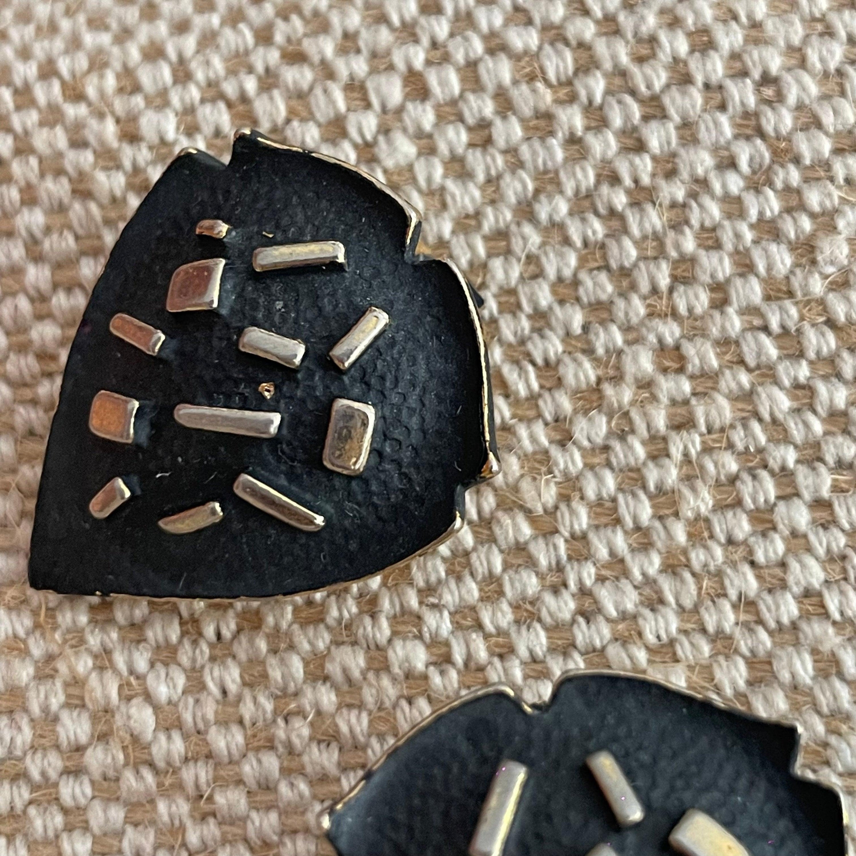Vintage Black Leaf Motif Clip on Earrings - WŪHAŪS